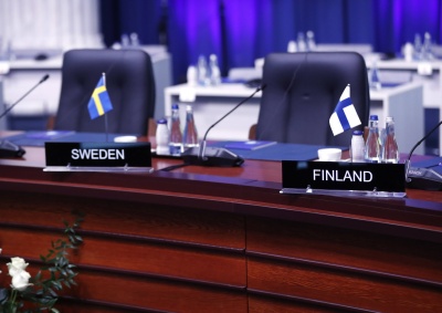 dwa wolne fotele czekają na przedstawicieli Szwecji oraz Finlandii