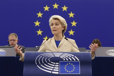 Przewodnicząca Komisji Europejskiej Ursula von der Leyen przemawia na podium