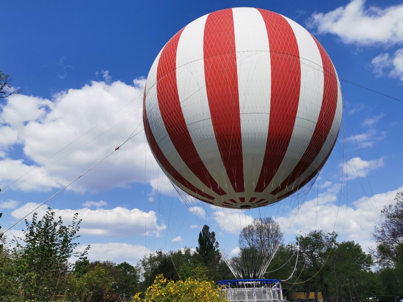 astronaut Sway Peddling Balonem nad Budapesztem, czyli nowa wielka atrakcja w centrum węgierskiej  stolicy | Instytut Felczaka Intézet