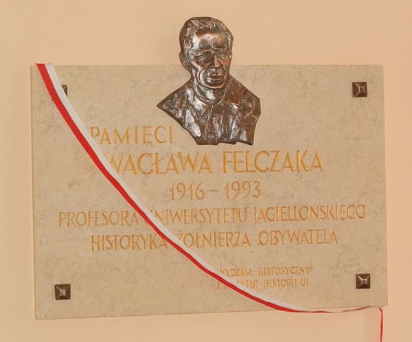 Tablica-pamieci_prof_Felczaka_Uniwersytet-Jagiellonski_wikipedia600.jpg