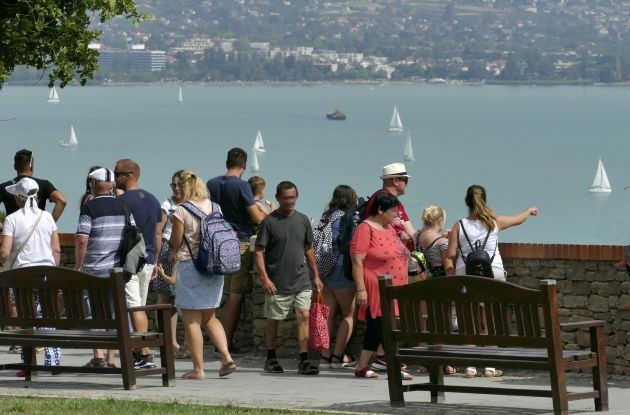 Turyści spoglądają na żaglówki na jeziorze Balaton
