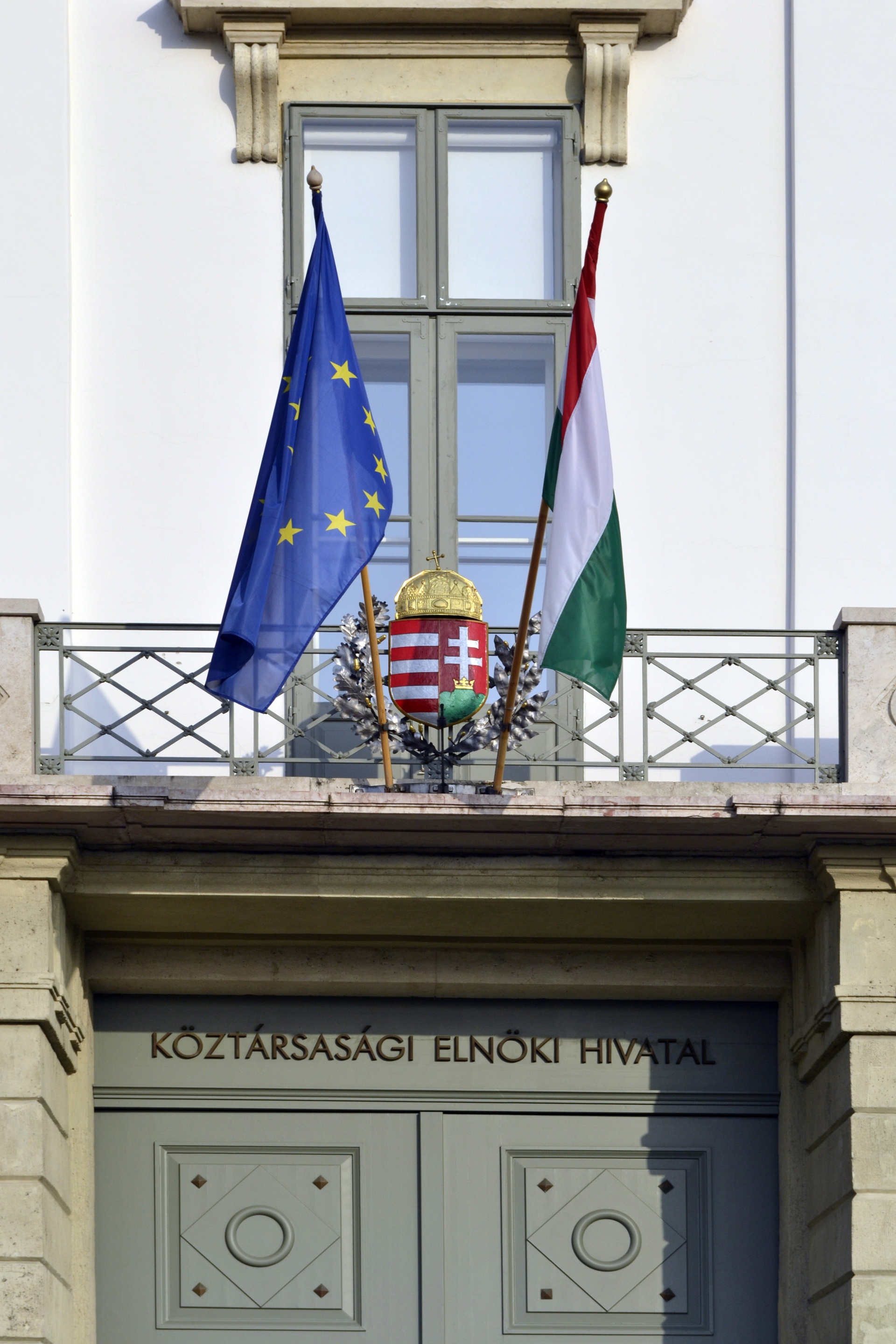 Flagi Węgier i Unii Europejskiej 