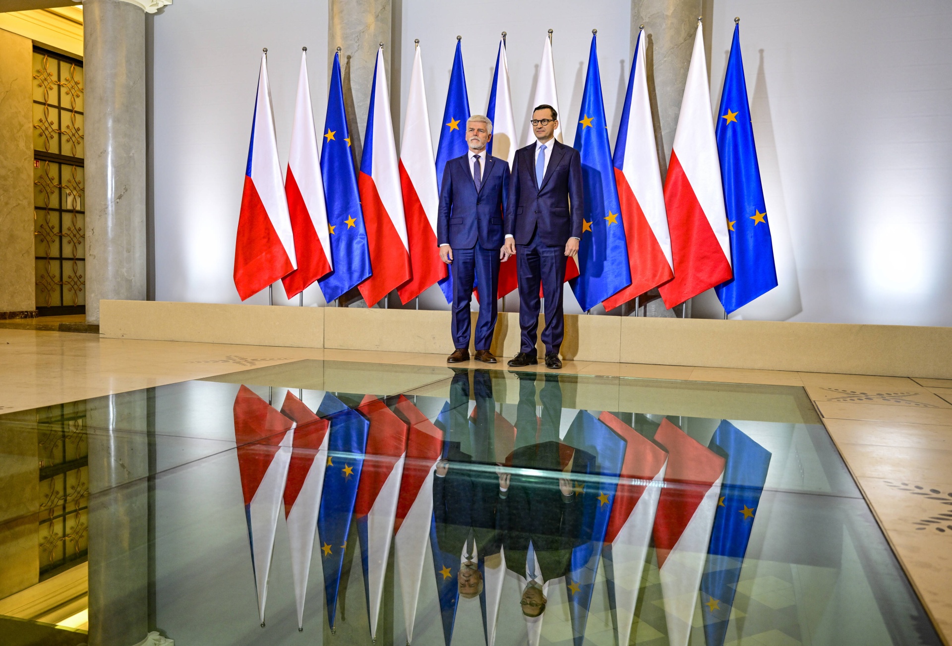 Czeski prezydent Petr Pavel i premier Mateusz Morawiecki na tle flag Polski, Czech i UE