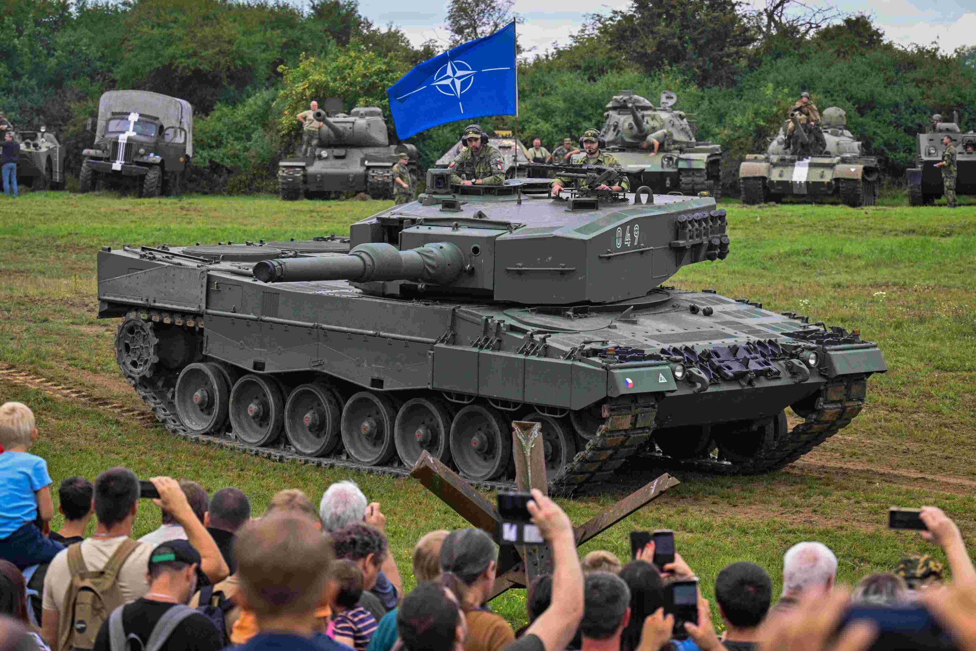 Czeski Leopard 2A4 z natowską flagą