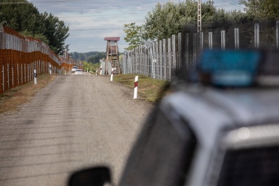 Policyjny samochód patrolujący granicę Węgier