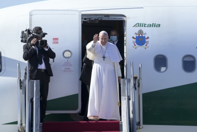 Papież Franciszek na lotnisku w Budapeszcie we wrześniu 2021 roku. 