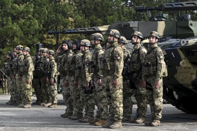 Żołnierze stoją przed czołgiem