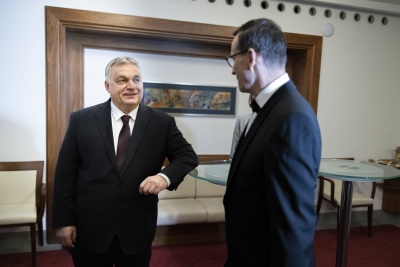 Szefowie rządów Węgier i Polski rozmawiają przy stoliku