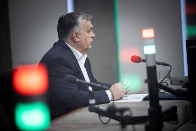 Premier Węgier w studiu radiowym przy włączonych mikrofonach