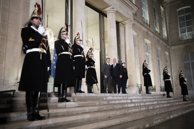 Przywódcy Francji i Węgier pozują do zdjęcia przed Pałacem Elizejskim