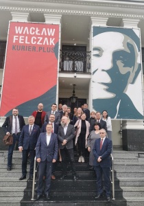 Uczestnicy konferencji przed siedzibą Instytutu Felczaka