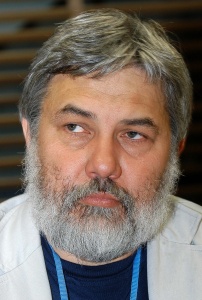 Zdjęcie Imre Molnára z siwą brodą i w jasnej marynarce