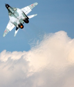 Słowacki myśliwiec Mig-29 wznosi się nad chmurami