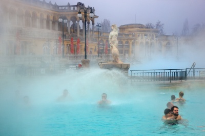 Ludzie kąpią się w basenie węgierskiego uzdrowiska 