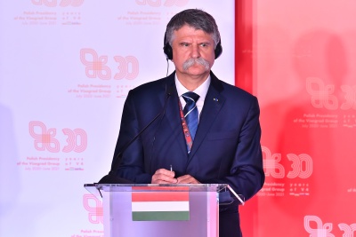 László Kövér przy mównicy z węgierską flagą