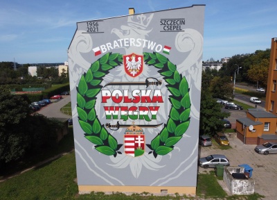 Mural przyjaźni polsko-węgierskiej na bloku w Szczecinie