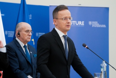 Szef dyplomacji Węgier stoi przed mikrofonem