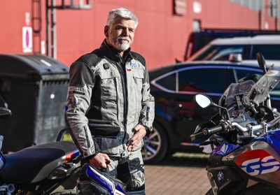 Prezydent-elekt Czech Petr Pavel przy motorze