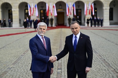 Prezydenci Czech i Polski na dziedzińcu Pałacu Prezydenckiego