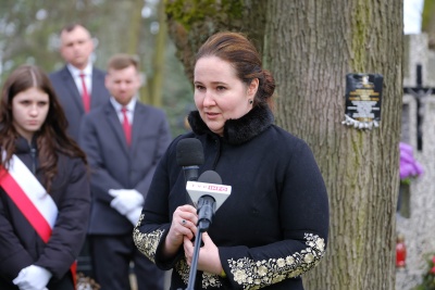 Ambasador Węgier w Polsce przemawia na cmentarzu
