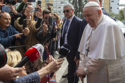 Papież Franciszek rozmawia z mediami