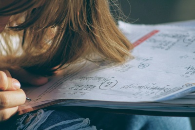 Zdjęcie ilustracyjne: dziewczynka ćwiczy zadania z matematyki