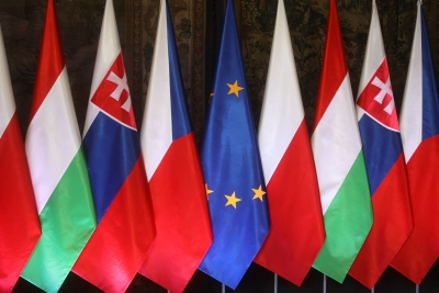 Flagi krajów Grupy Wyszehradzkiej - Polski, Czech, Słowacji oraz Węgier - oraz Unii Europejskiej.