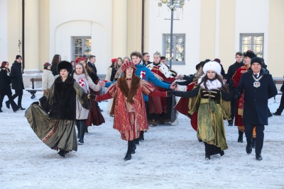 Tegoroczni maturzyści tańczą tradycyjnego poloneza podczas miejskiej studniówki na Rynku Kościuszki w Białymstoku