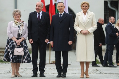 President Andrzej Duda and President of Hungary Tamas Sulyok (second from the left) with their spouses: Agata Kornhauser-Duda (first from the right) and Zsuzsanna Nagy (first from the left) during the welcome ceremony in the Courtyard of the Culture and Art Center in Stary Sącz, March 22, 2024
