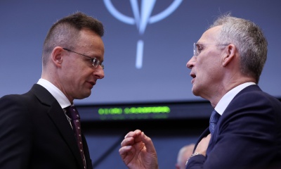 Węgierski minister spraw zagranicznych i handlu Peter Szijjarto (z lewej) i sekretarz generalny NATO Jens Stoltenberg rozmawiają podczas spotkania ministrów spraw zagranicznych Sojuszu Północnoatlantyckiego w Brukseli