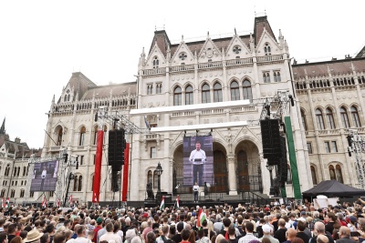 Tysiące ludzi zgromadziło się na wiecu zorganizowanym przez węgierskiego działacza opozycji Petera Magyara
