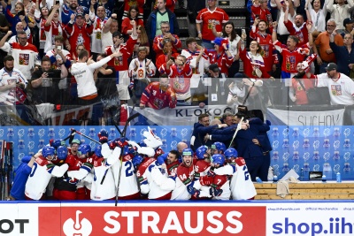 Czescy hokeiści oraz fani świętują zdobycie drugiej bramki podczas finału Mistrzostw Świata Elity 2024 w Pradze