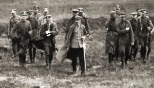 Centralne Archiwum Wojskowe, Józef Piłsudzki ze sztabem, 1920 r., Wikimedia