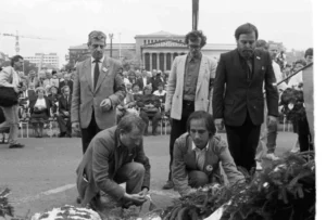 Solidarność Polsko-Węgierska składa wieniec podczas ponownego pogrzebu Imrego Nagya na placu Bohaterów w Budapeszcie 16 czerwca 1989 r. (z przodu Adam Michnik i Géza Buda, z tyłu Maciej Koźmiński, Wojciech Kamiński i Ákos Engelmayer) / źródło: László Lugos