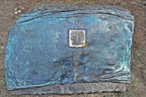 Tablica w Sóstófürdő poświęcona pamięci obozów dla uchodźców polskich, Creative Commons