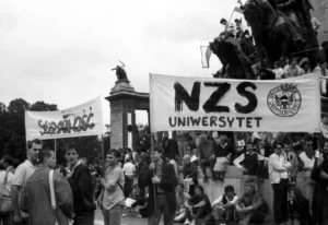 Transparenty „Solidarności” i NZS Uniwersytetu Wrocławskiego na placu Bohaterów, 16 czerwca 1989 r. / Fortepan