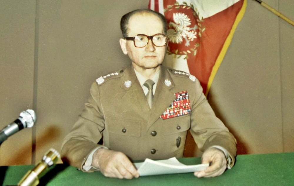 Generał armii Wojciech Jaruzelski przygotowujący się do odczytania przemówienia informującego o wprowadzeniu stanu wojennego; Warszawa, 13 XII 1981 // fot: Wikipedia, domena publiczna