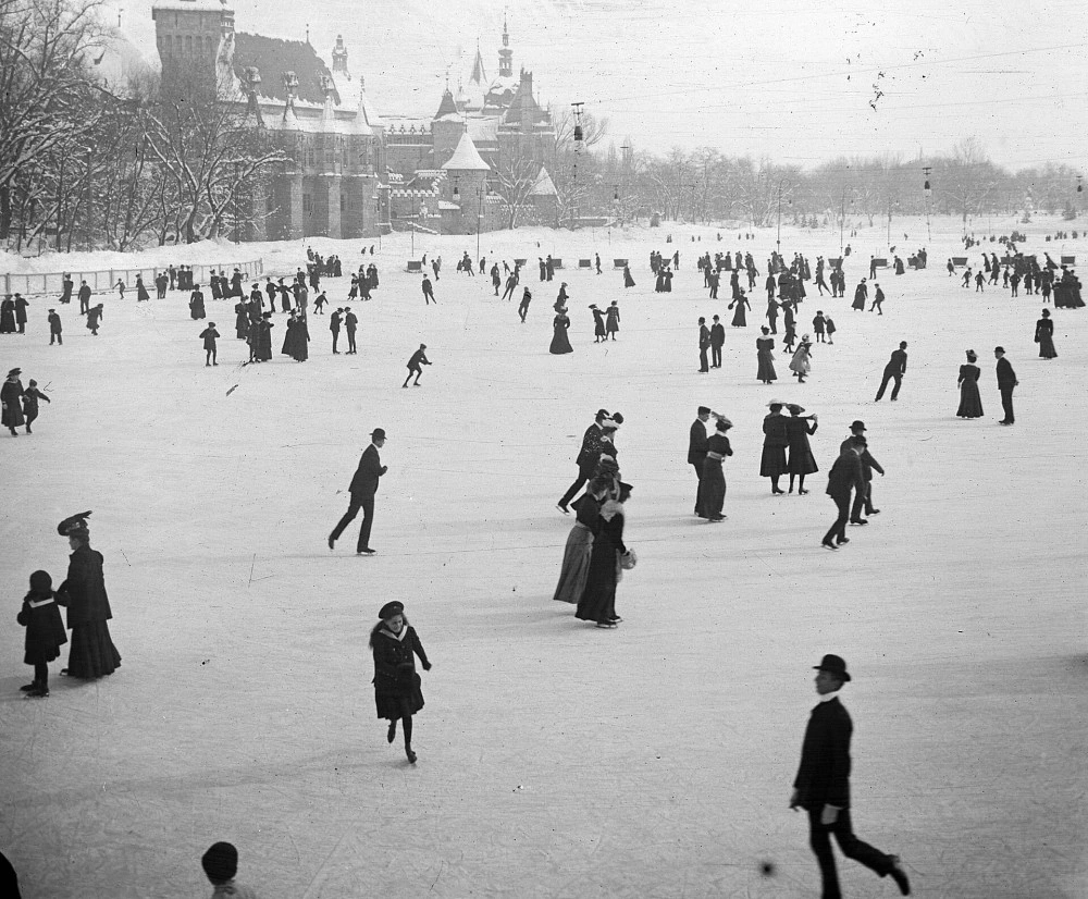 Lodowisko i zamek Vajdahunyad, 1907. /foto: Wikipedia