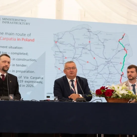Minister infrastruktury Andrzej Adamczyk (w środku).