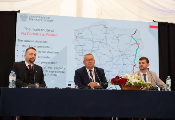 Minister infrastruktury Andrzej Adamczyk (w środku).