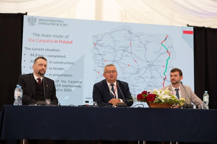 Minister infrastruktury Andrzej Adamczyk (w środku).