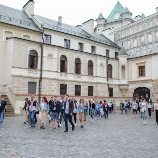 Zamek w Krasiczynie, strzegący niegdyś ważnej przeprawy przez San, należy do najpiękniejszych pomników polskiego renesansu. To właśnie w tych murach już po raz czwarty odbywa się polsko-węgierska szkoła liderów.