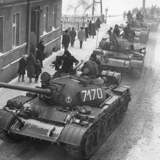 Czołgi T-55 na ulicach Zbąszynia w czasie stanu wojennego // fot: Wikipedia, domena publiczna