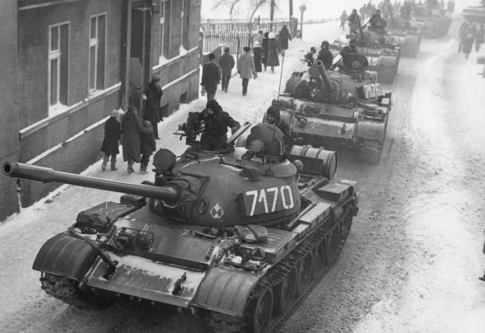 Czołgi T-55 na ulicach Zbąszynia w czasie stanu wojennego // fot: Wikipedia, domena publiczna