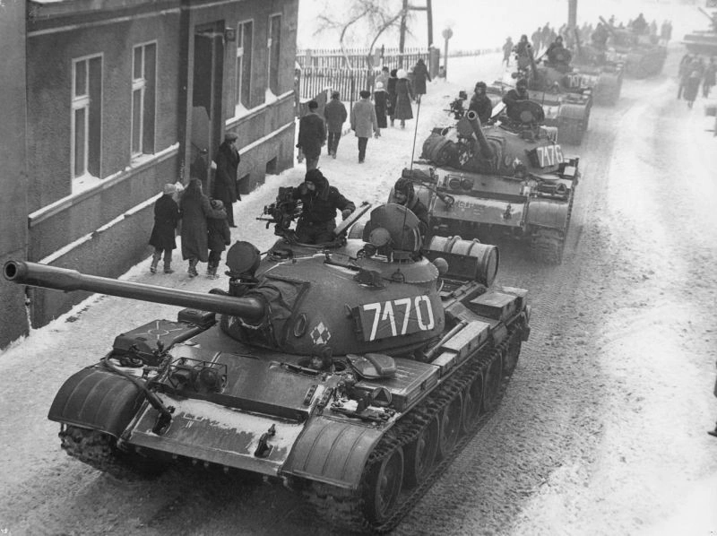 Czołgi T-55 na ulicach Zbąszynia w czasie stanu wojennego // fot: Wikipedia, domena publiczna